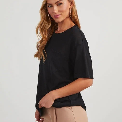 Dame afslappet kortærmet top med stilfuldt brystlomme-design og høj kvalitets viskose Stilla