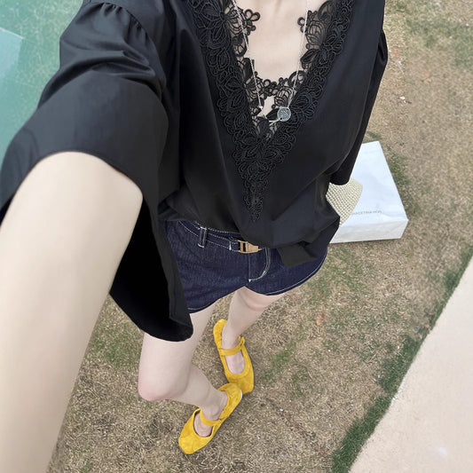 Dame elegant bluse med fine spids dekorationer og moderne V-udskæring Stilla