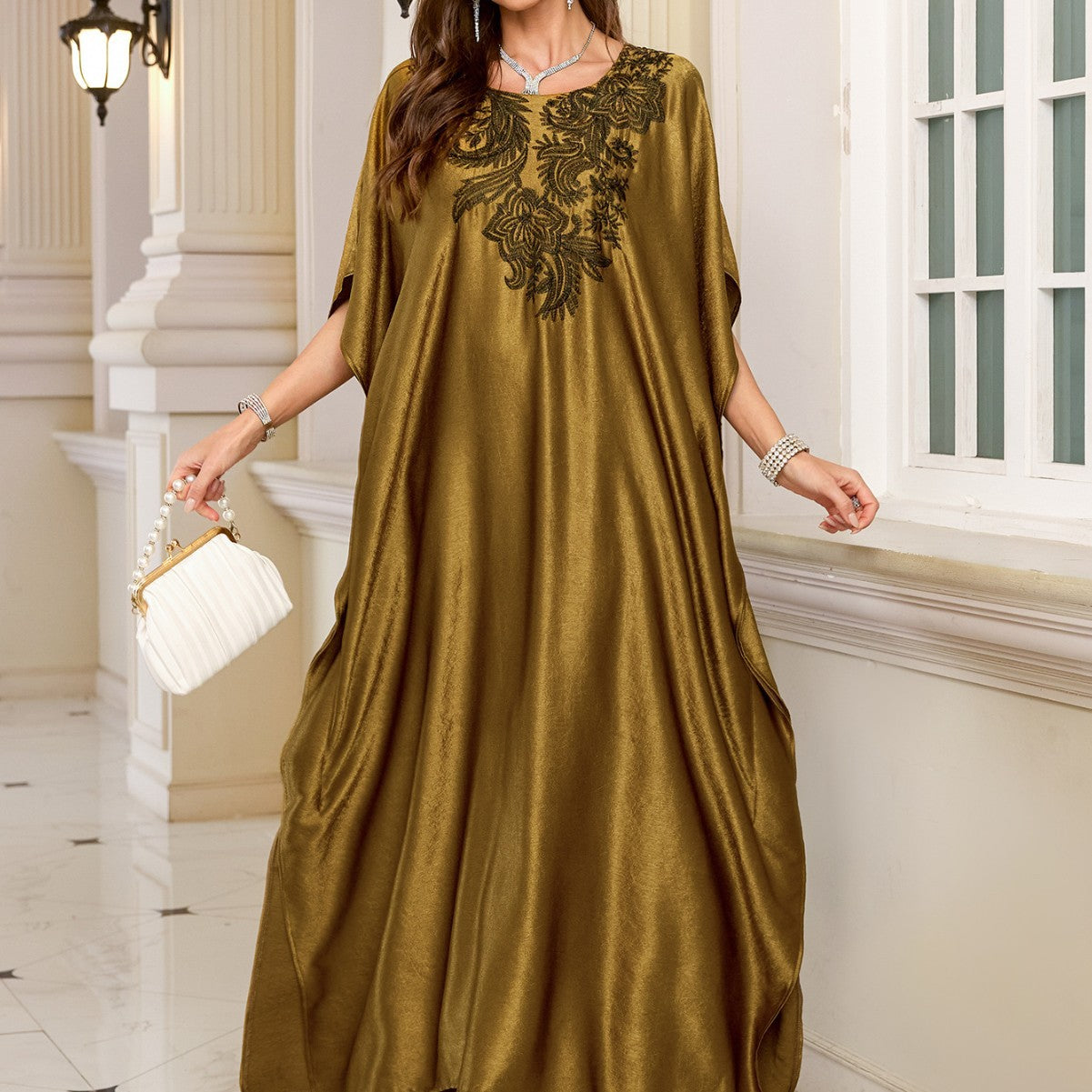 Dame elegant kaftan med fine broderier og komfortabel pasform Stilla