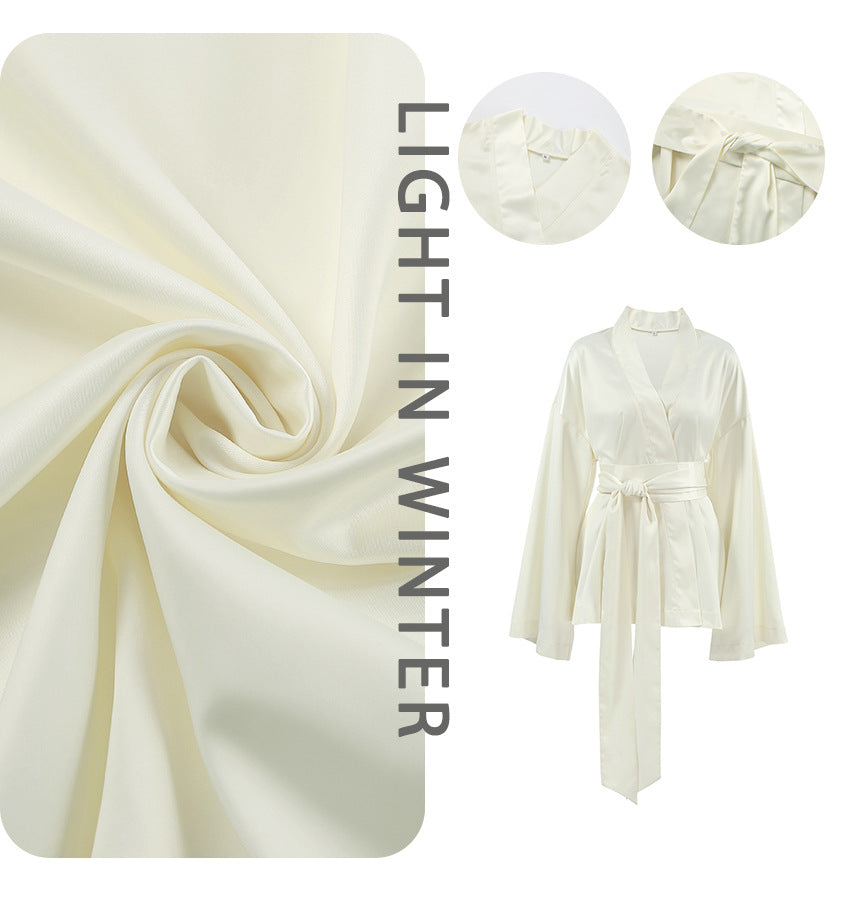 Dame Satin- jumpsuit med elegant omslag design og svajende kant Stilla