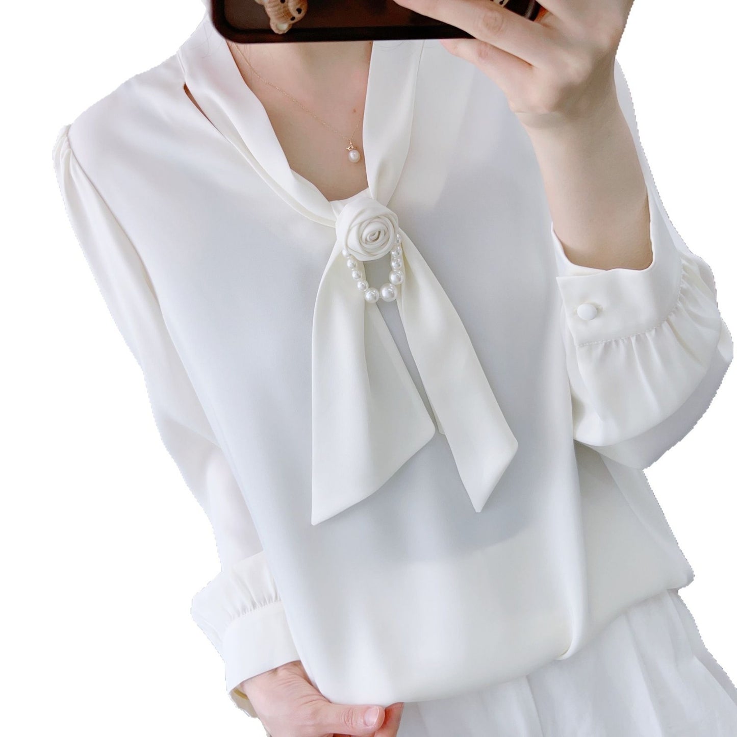 Dame elegant bluse med sløjfe-detalje og perle-accessorie Stilla