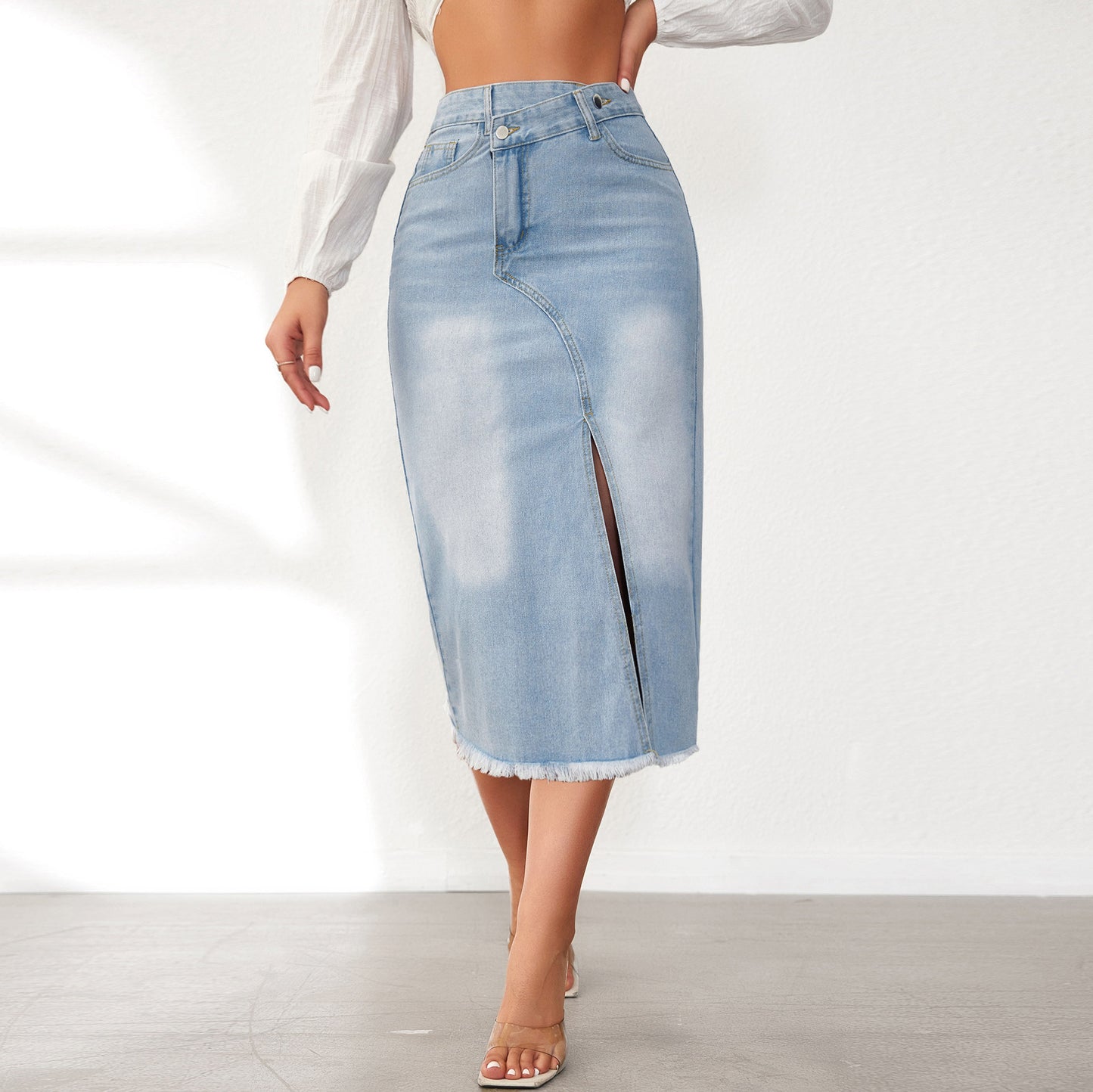 Dame denim-midi-nederdel med asymmetrisk slidse og frynset kant Stilla