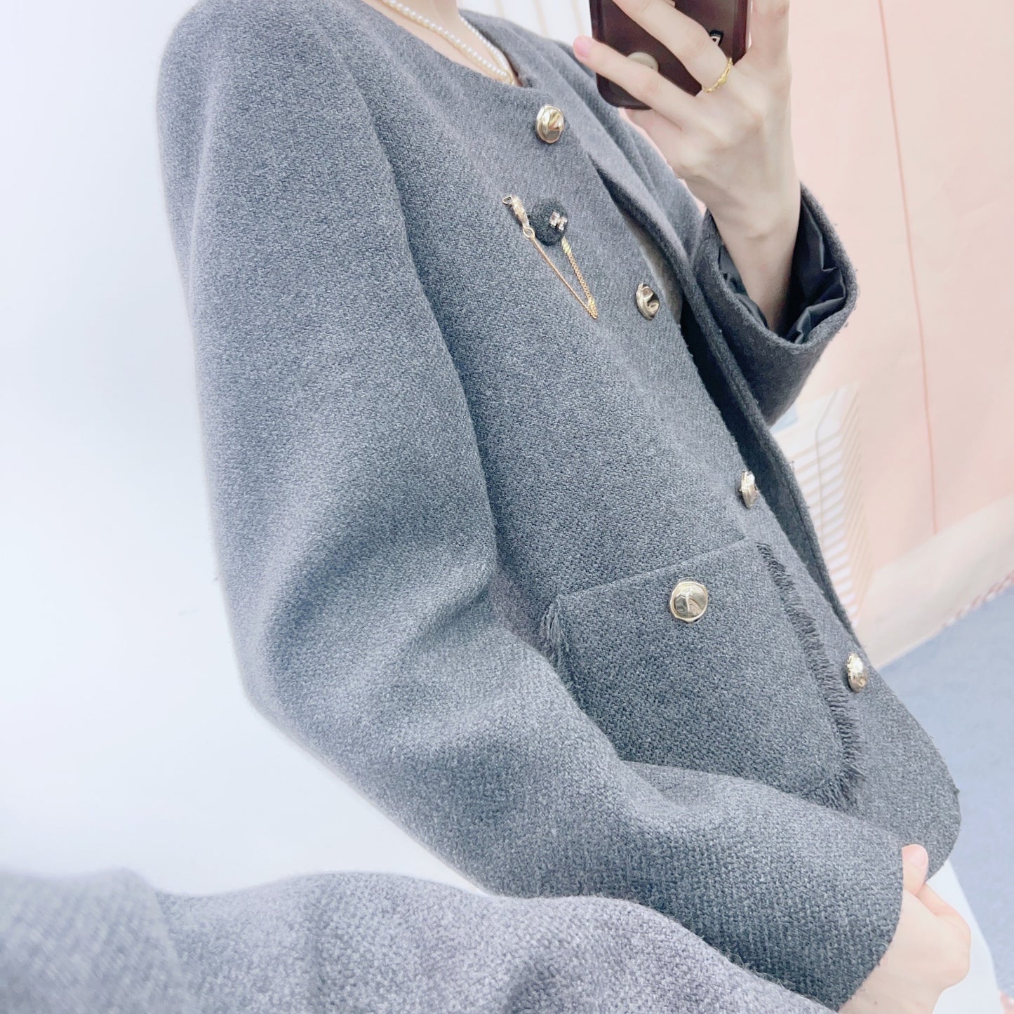 Dame elegant Bouclé-jakke med gyldne knapper og moderne snit Stilla