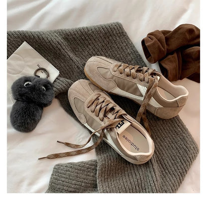 Dame Sneakers i retro-stil med unikt design og åndbar polstring Stilla