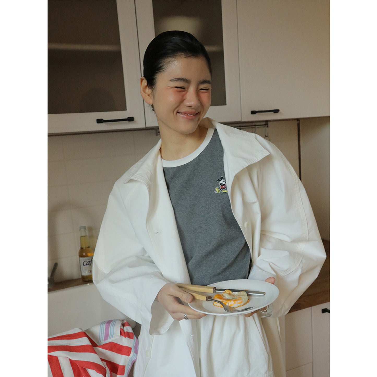 Dame afslappet kortærmet top med kontrasterende halsudskæring og stilfuld snit Stilla