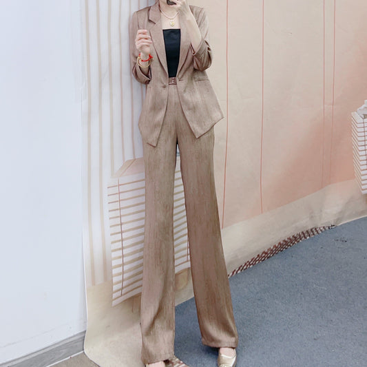 Dame elegant blazer-bukser-sæt med skinnende finish og figursyet silhuet Stilla