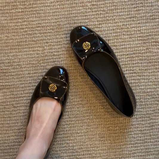 Dame Elegant Balletsko med dekorative gyldne accenter Stilla