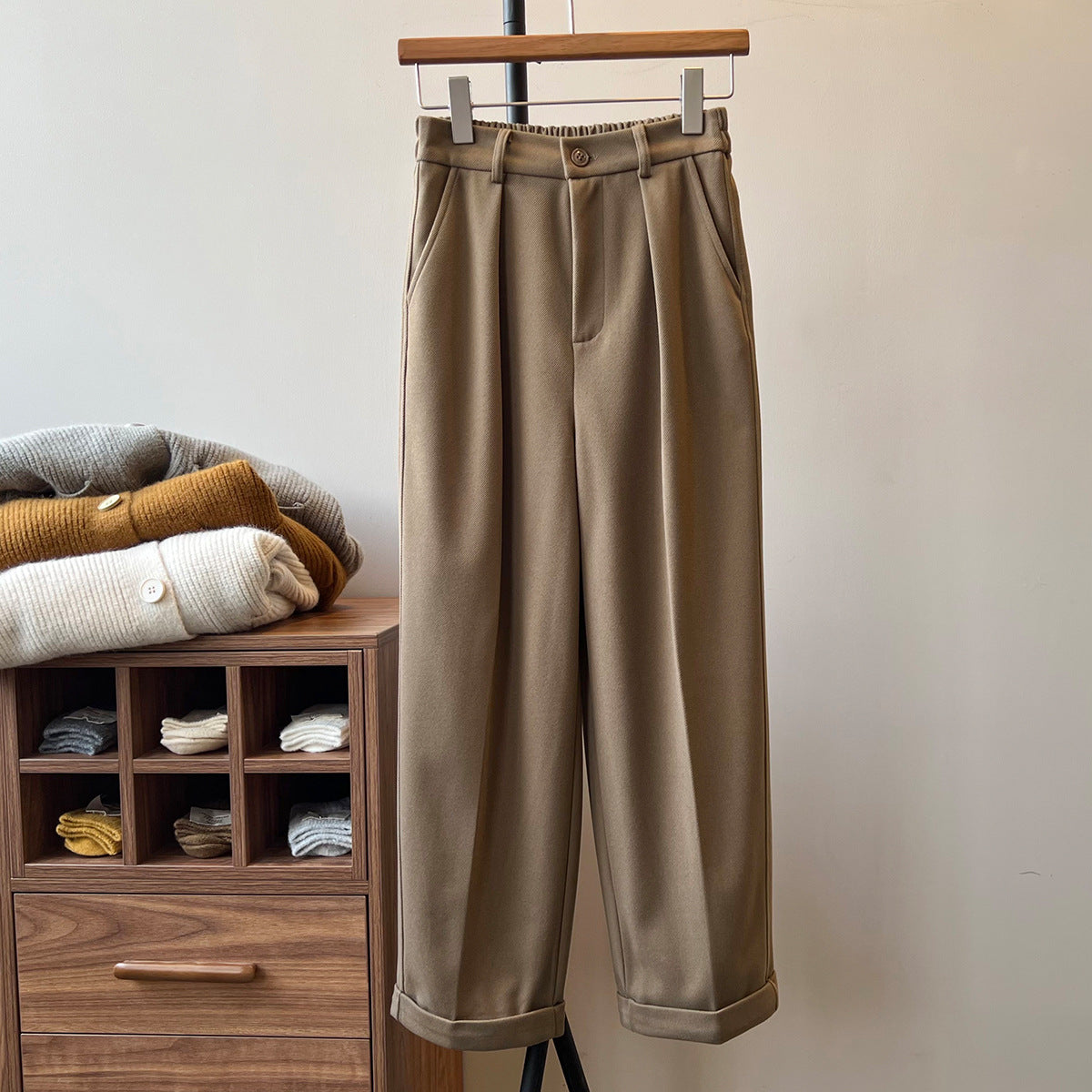 Dame elegant bomuldsbuks med høj talje pasform og klassiske pressede folder Stilla