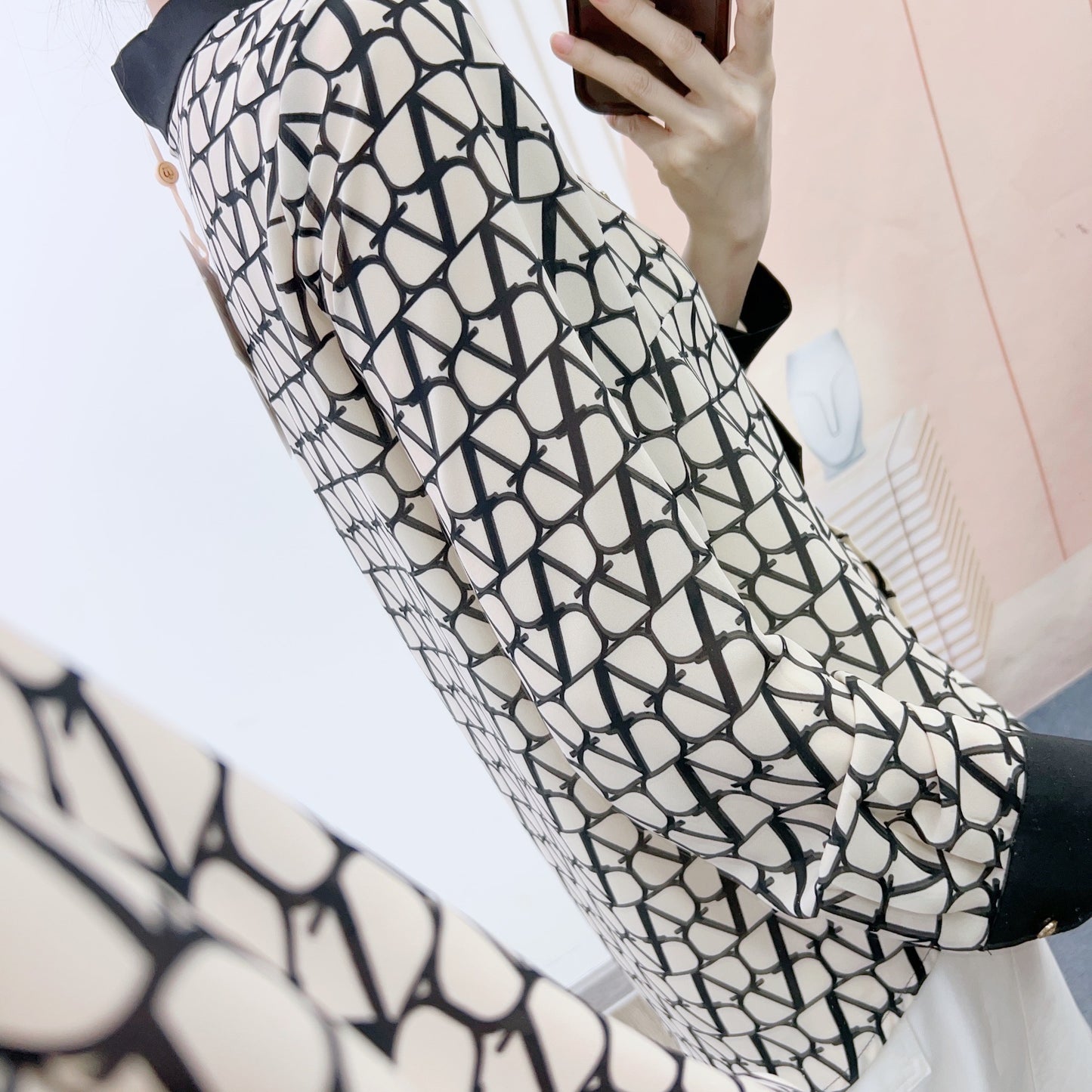 Dame elegant bluse med dekorative knapper og fashionable krave Stilla