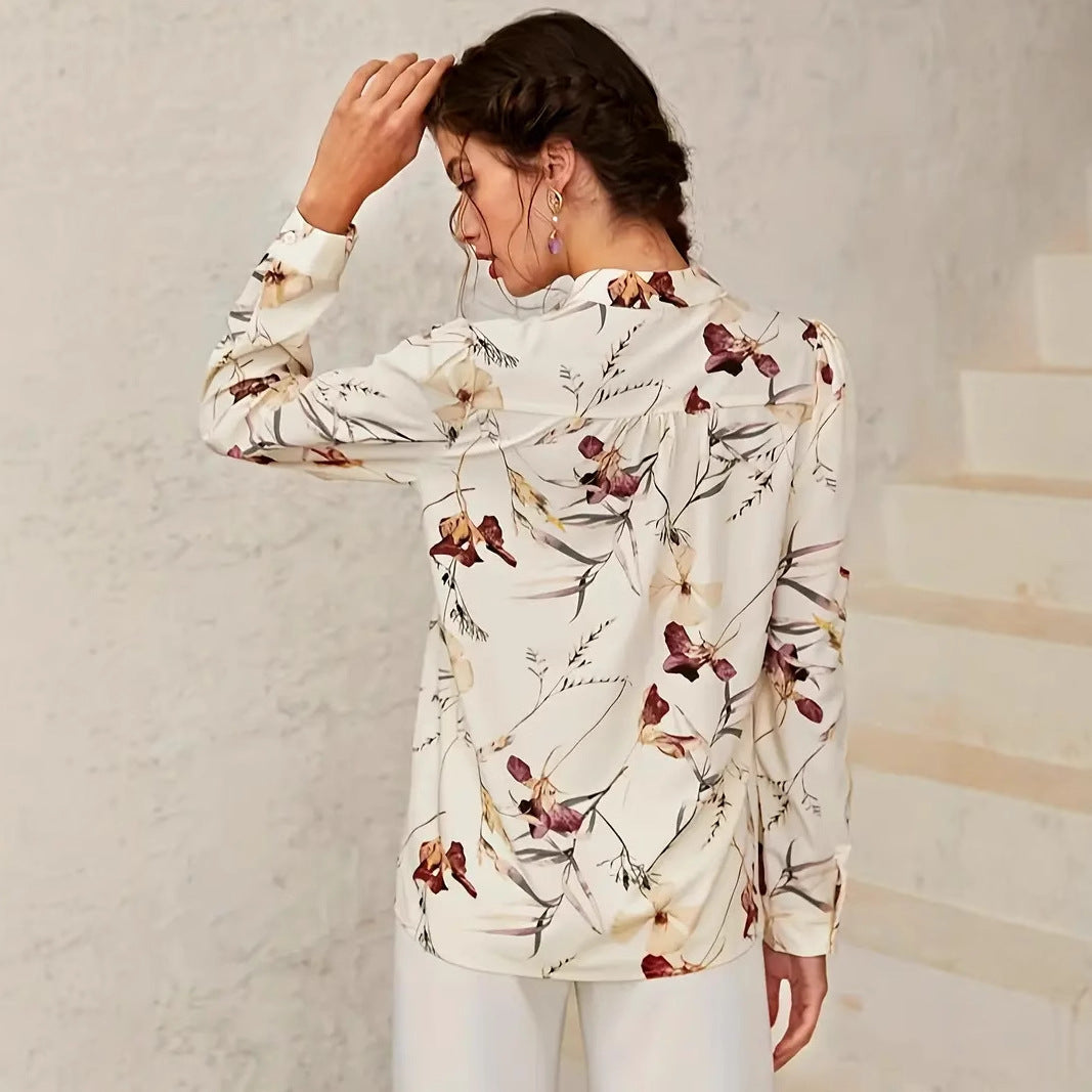 Dame elegant bluse med blomsterdesign og højhalset knapdetaljer Stilla
