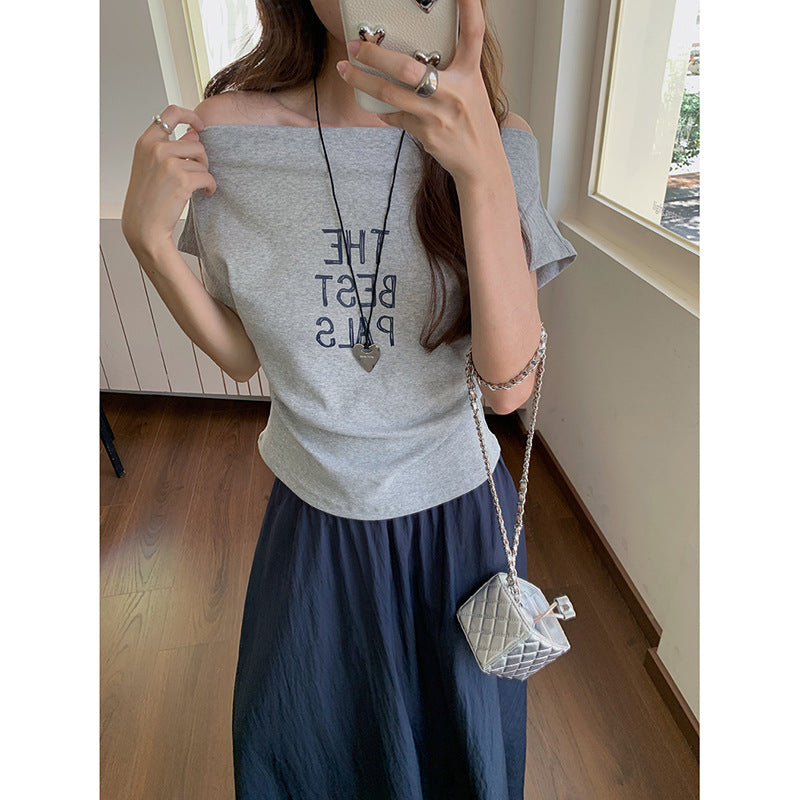 Dame afslappet off-shoulder T-shirt med kreativt tryk Stilla