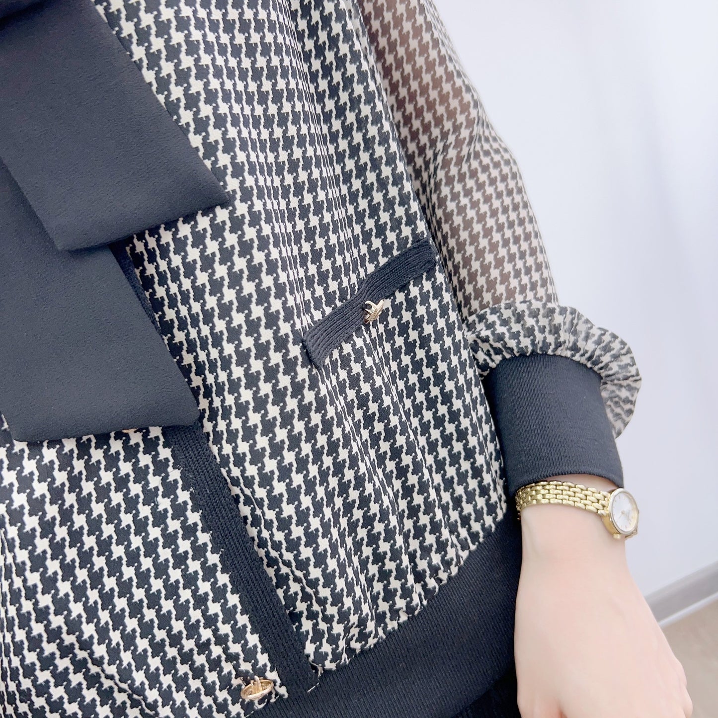 Dame elegant bluse med generøs sløjfekrave og gennemsigtige ærmer Stilla