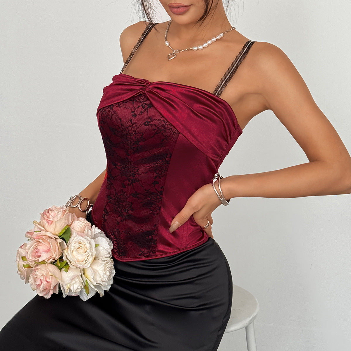 Dame elegant corsage med satinfinish og blonderdekorationer Stilla