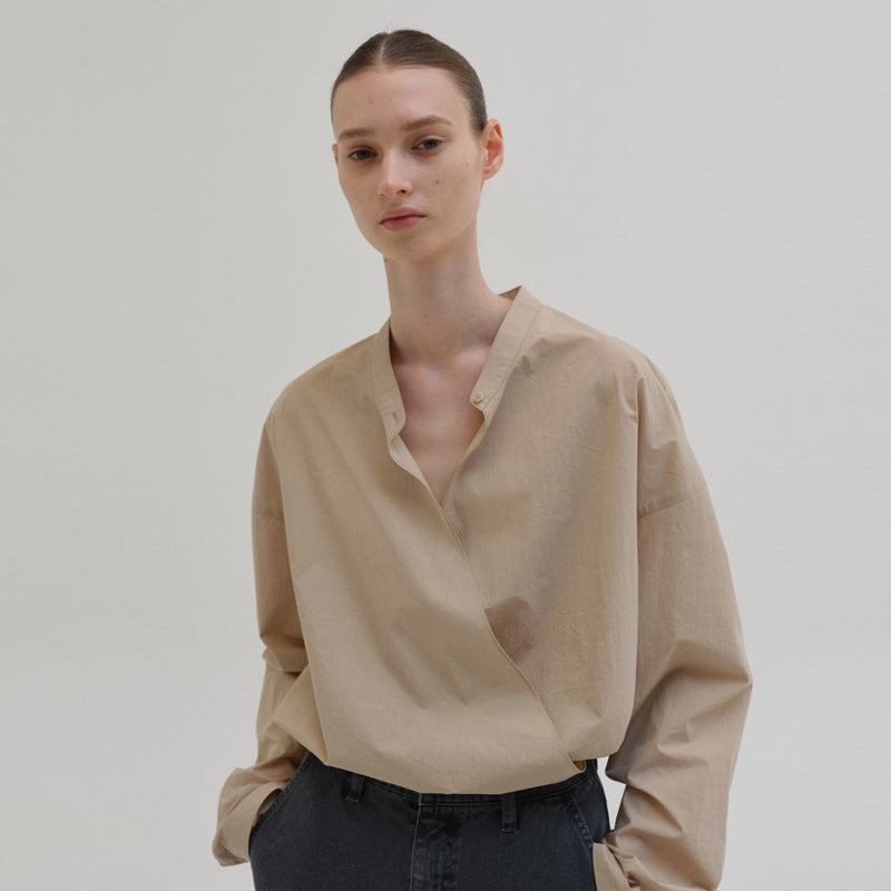 Dame afslappet bluse med asymmetrisk krave og innovativ knaplukning Stilla