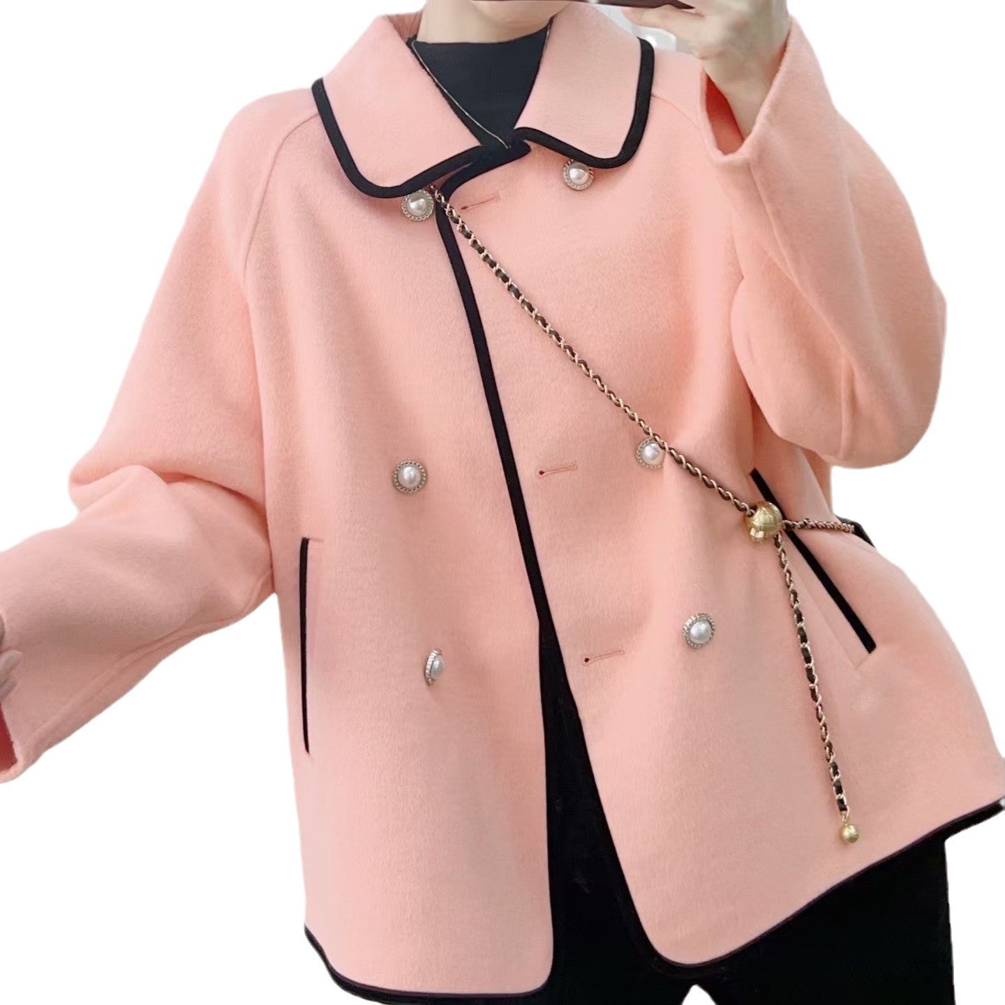 Dame elegant jakke med kontrasterende knapdetaljer og moderigtigt kædehegn Stilla