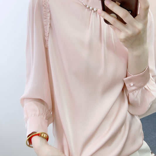 Dame elegant bluse med rynkedetaljer og perlesmykker Stilla