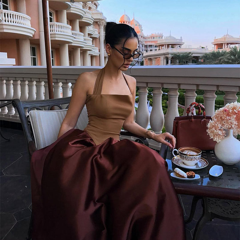 Dame Elegant aftenkjole med smart stropdesign og flydende skørt Stilla