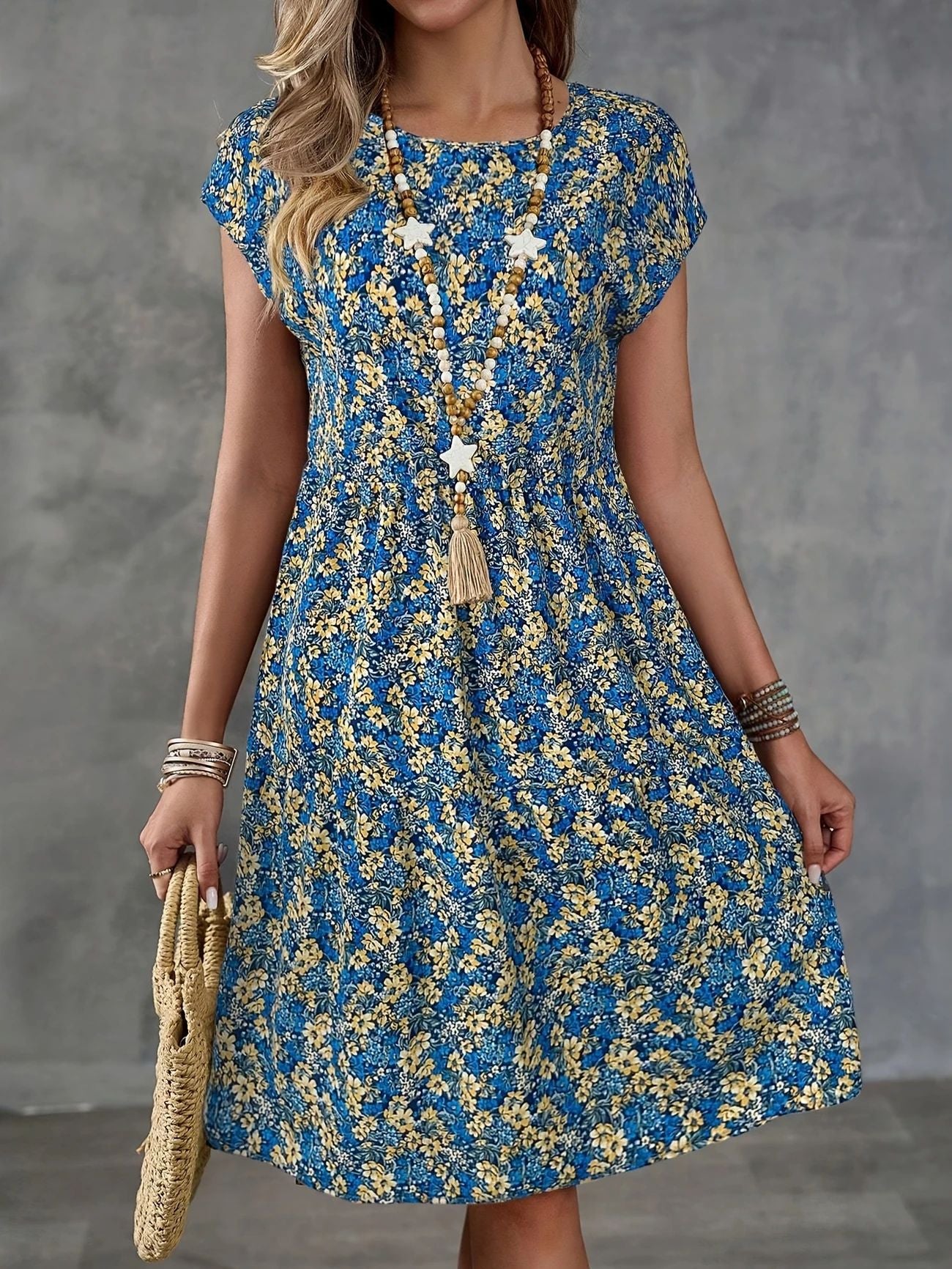 Dame afslappet blomsterkjole med vidde skørt og rund halsudskæring Stilla