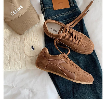 Dame Sneakers i retro-stil med unikt design og åndbar polstring Stilla