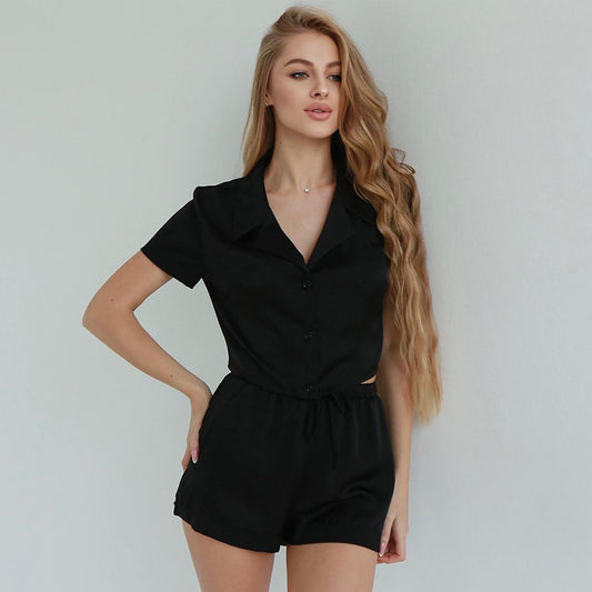 Dame elegant kort jumpsuit med flot krave og knapdetaljer Stilla