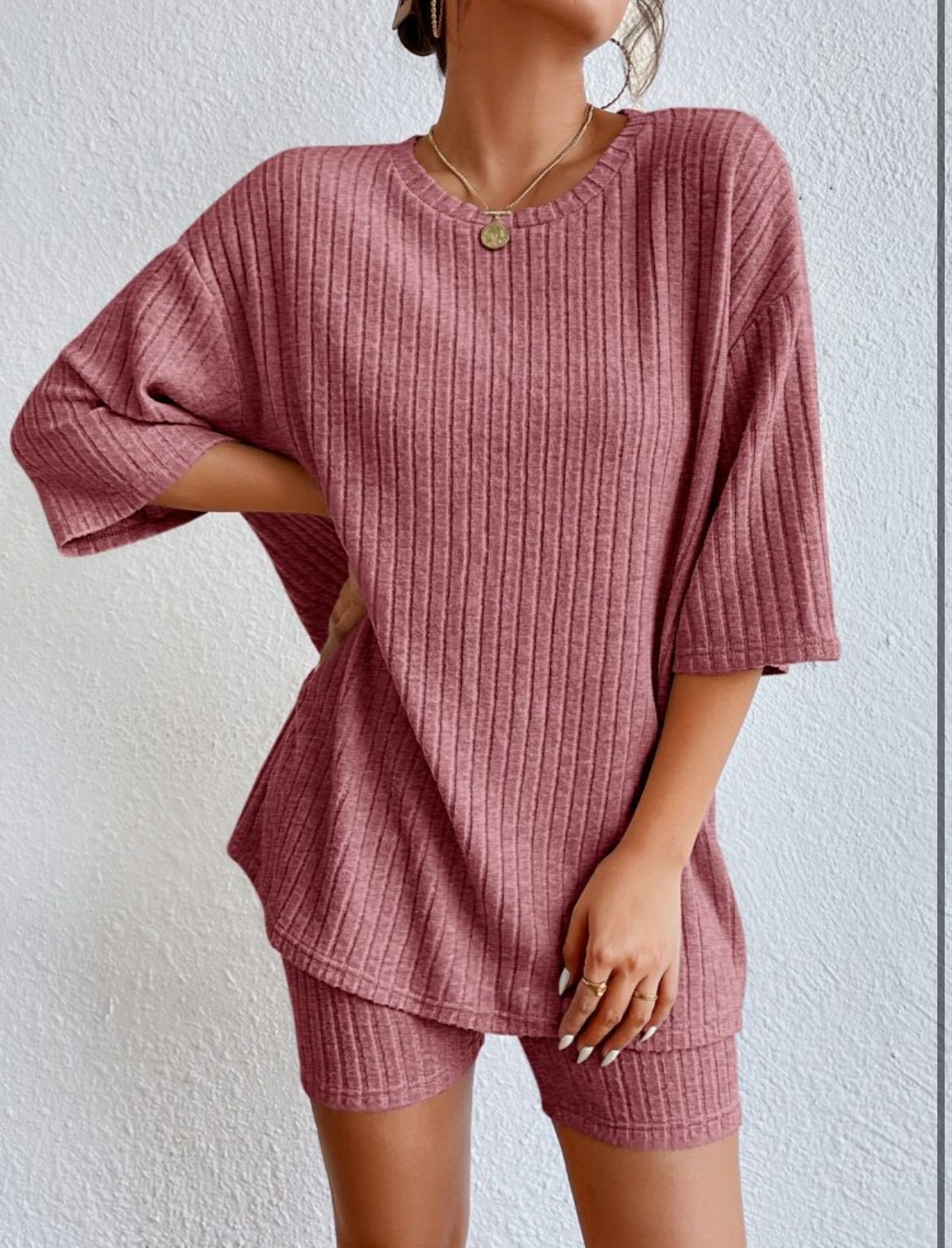 Dame afslappet kortærmet sæt med fine ribdetaljer Stilla