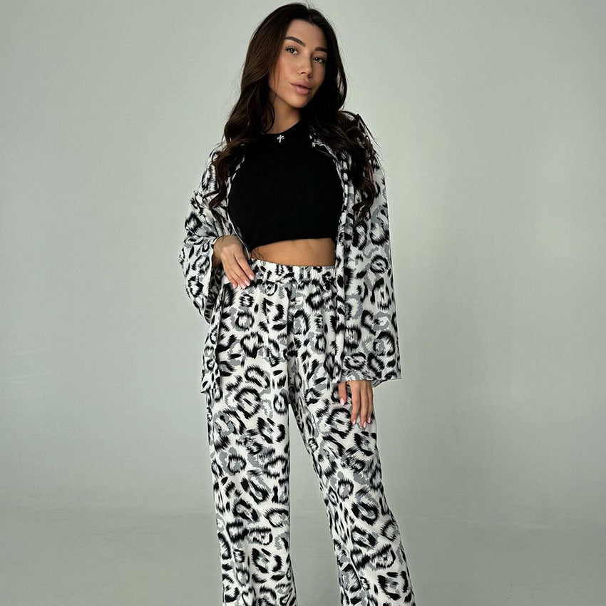 Dame afslappet pyjamasæt med moderne bladmønstre og bred pasform Stilla