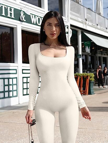 Dame figurtilpasset jumpsuit med lange ærmer og udført ribmønster Stilla