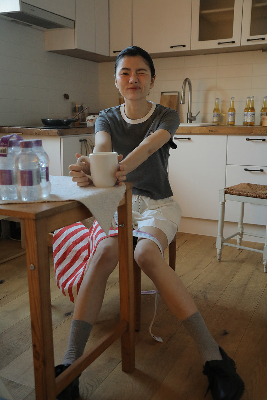 Dame afslappet kortærmet top med kontrasterende halsudskæring og stilfuld snit Stilla