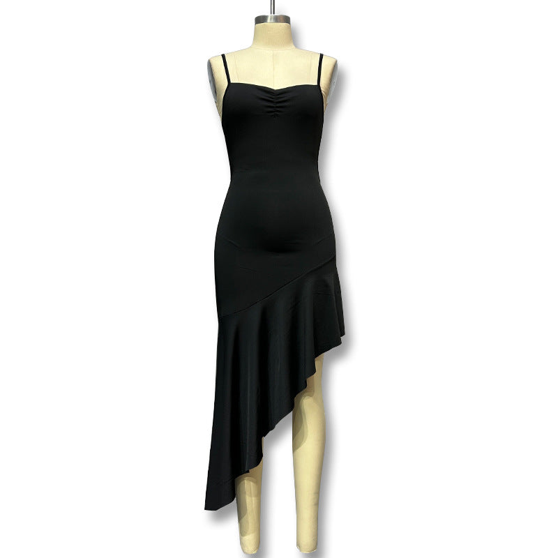 Dame elegant aftenkjole med asymmetrisk kant og sexet splitt Stilla