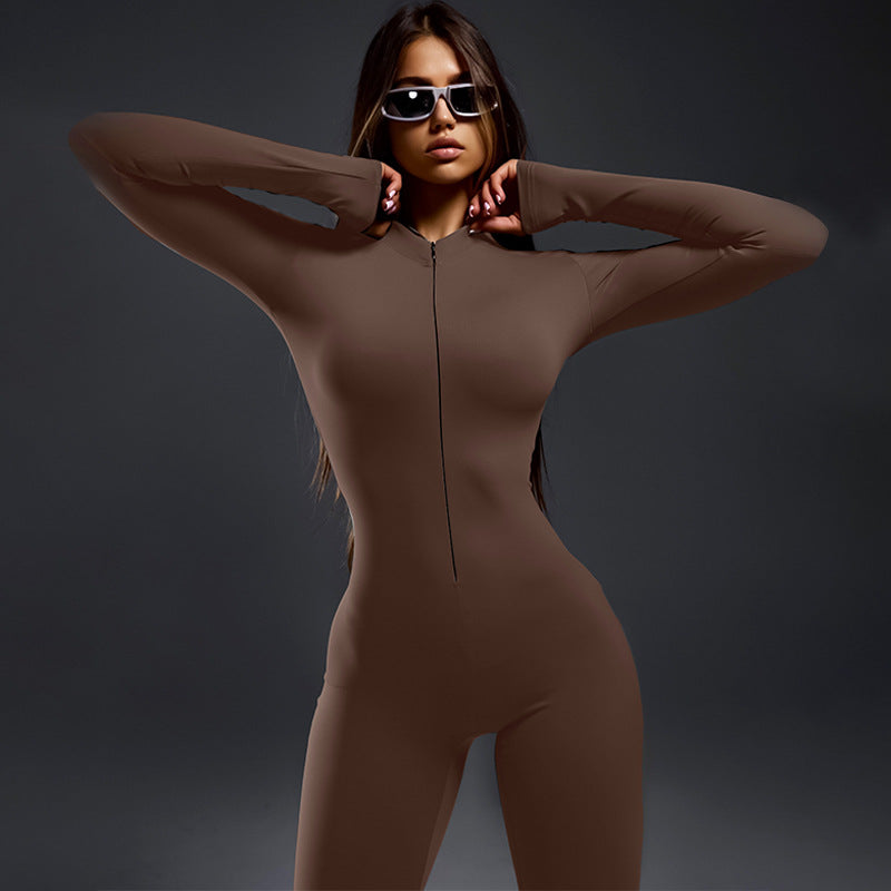 Dame ensartet jumpsuit med elegant lynlåsdetalje og figursyet snit Stilla