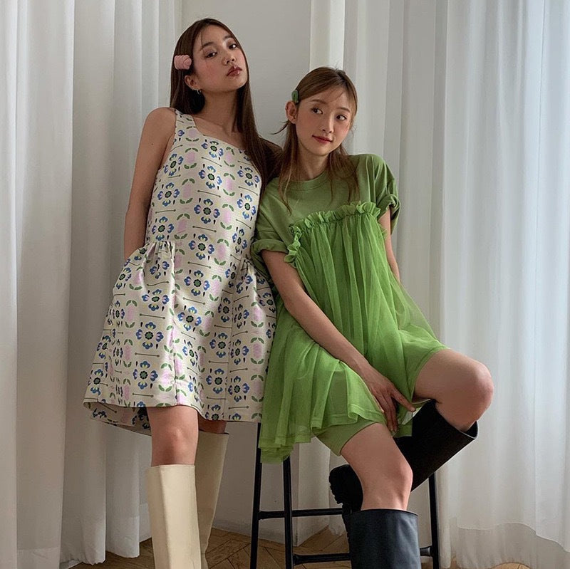 Dame afslappet sommerkjole med moderigtigt flæse-design og luftig pasform Stilla