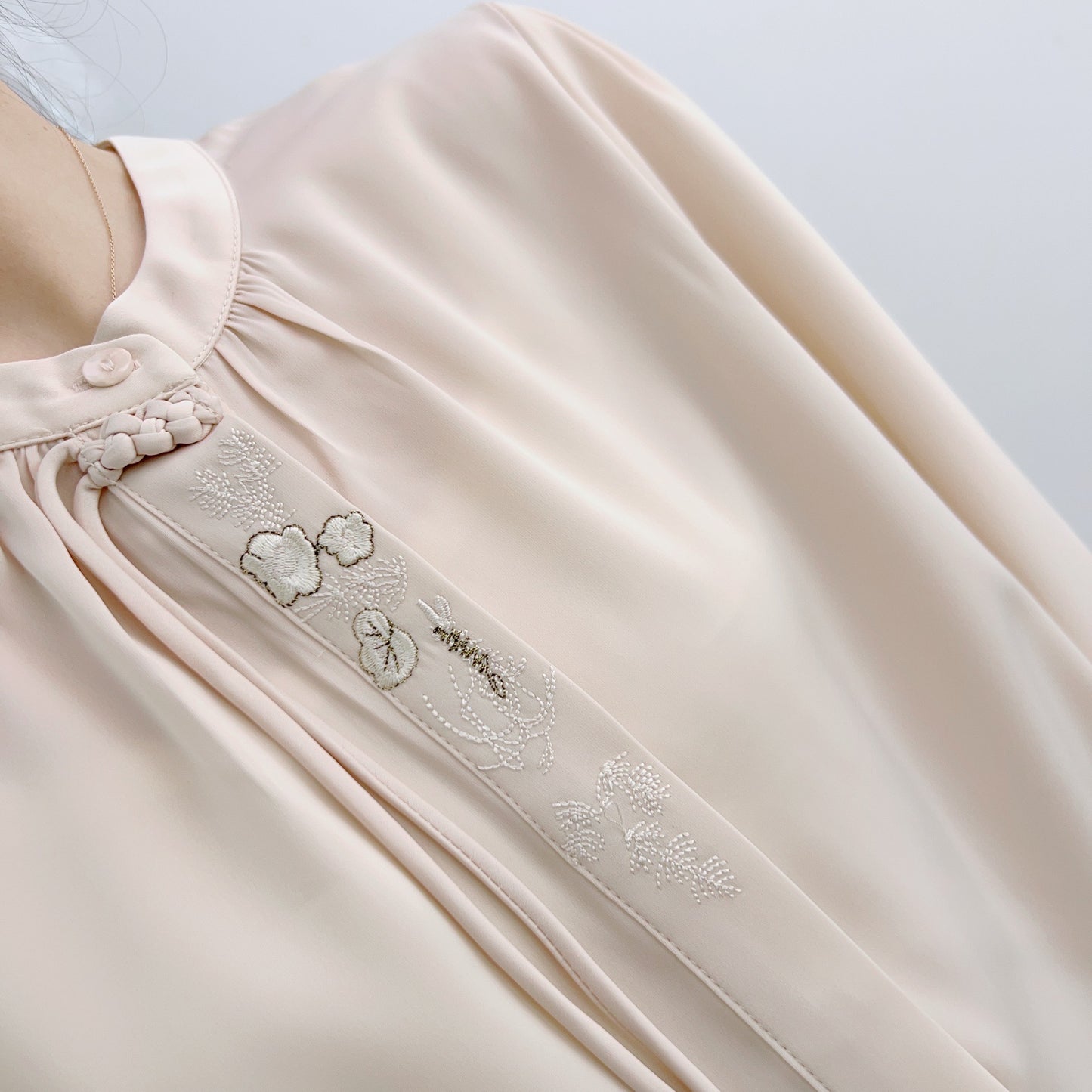 Dame elegant bluse med kunstnerisk broderidesign og indsnøring Stilla