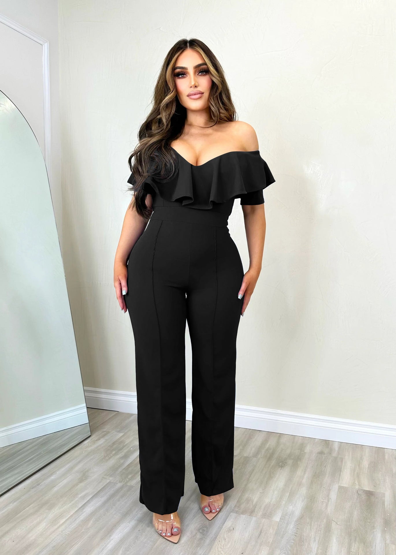 Dame Off-Shoulder Jumpsuit med voluminøst flæsedetalje og figursyngende snit Stilla