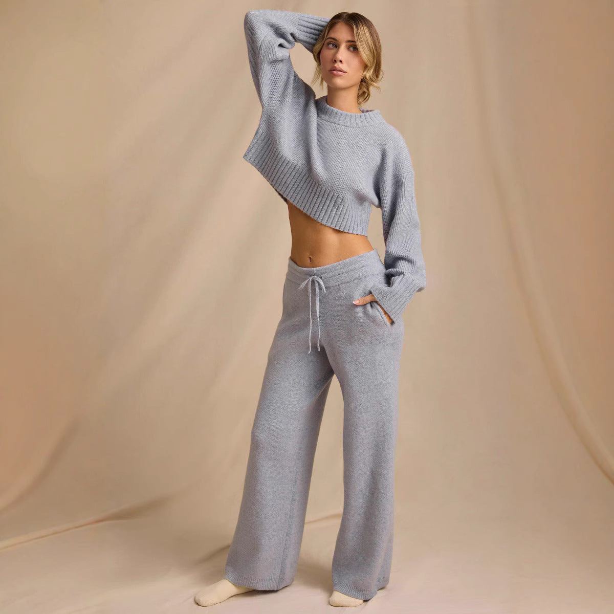 Dame afslappet og komfortabel strik sæt med cropped sweater og brede bukser Stilla