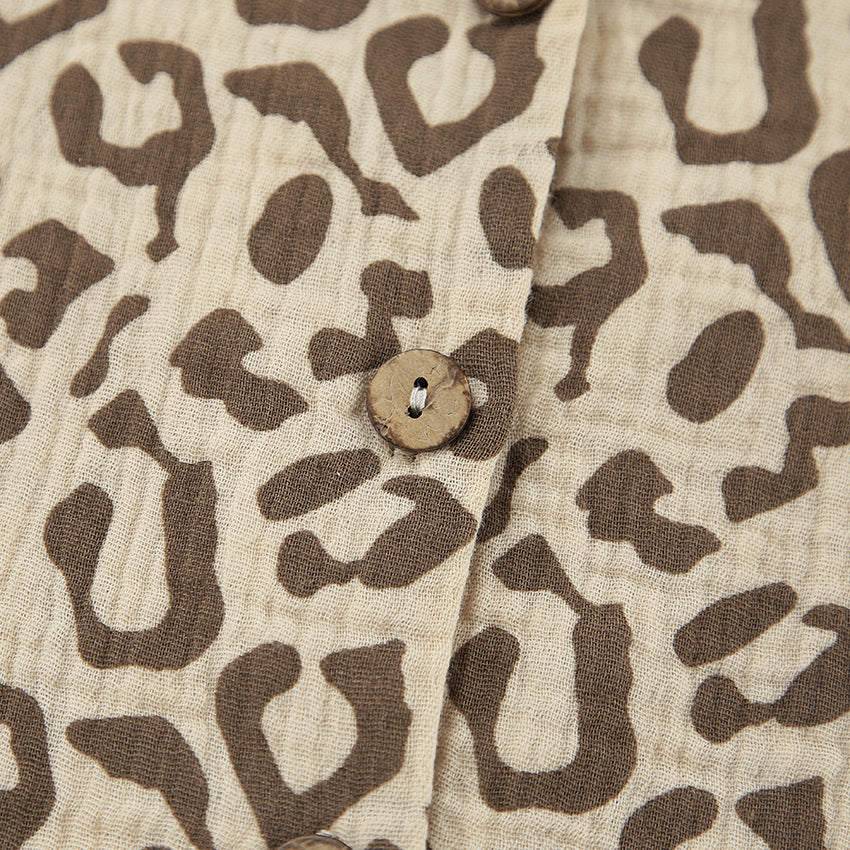 Dame Cropped-Top og Shorts Ensemble med livlig Leo-print Stilla