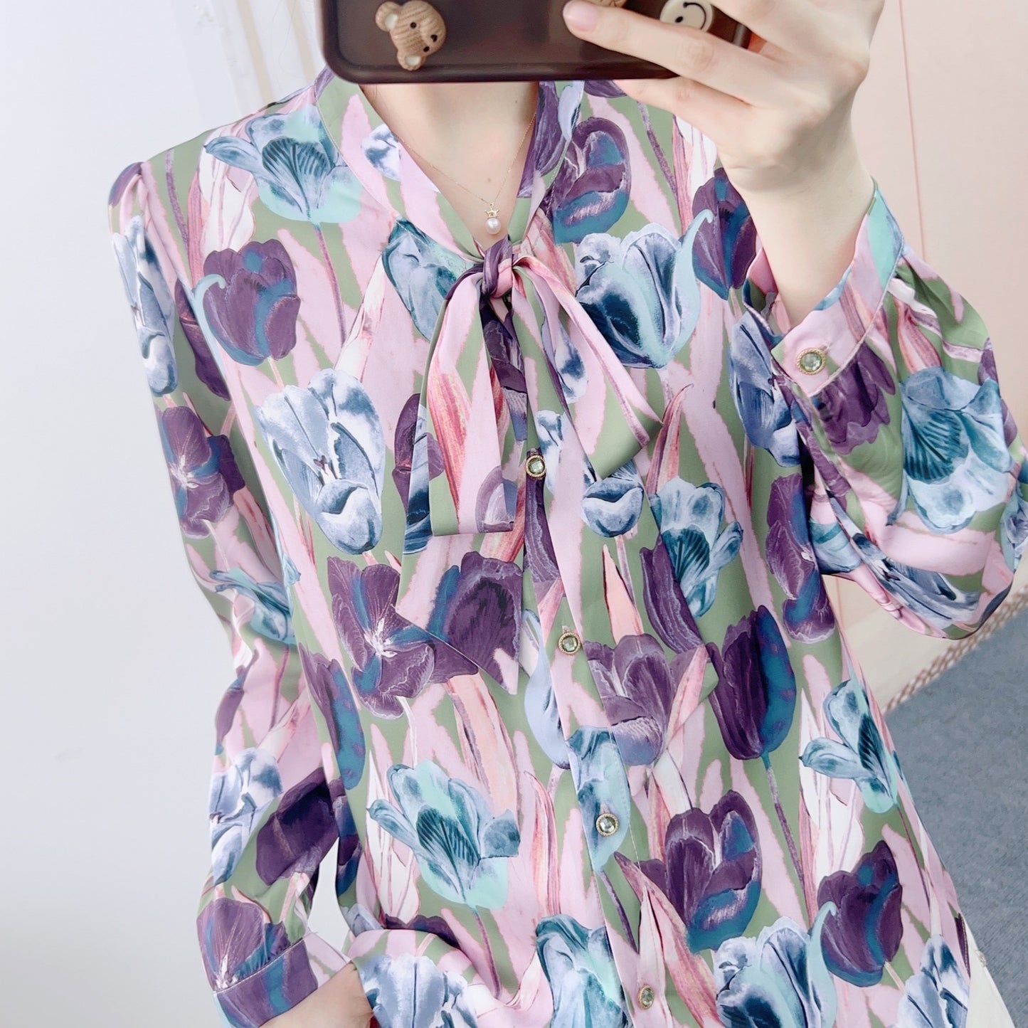 Damebluse med sløjfelukning og blomsterdesign Stilla