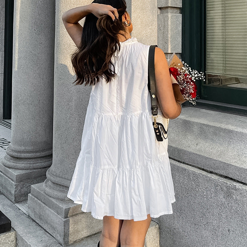 Dame afslappet sommerkjole med voluminøse flæsedetaljer og elegant udskæring Stilla