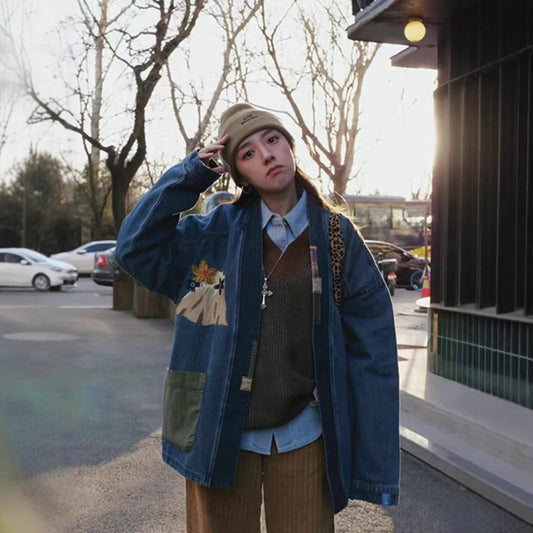 Dame Denimjakke med detaljerede broderier og farverige accenter Stilla