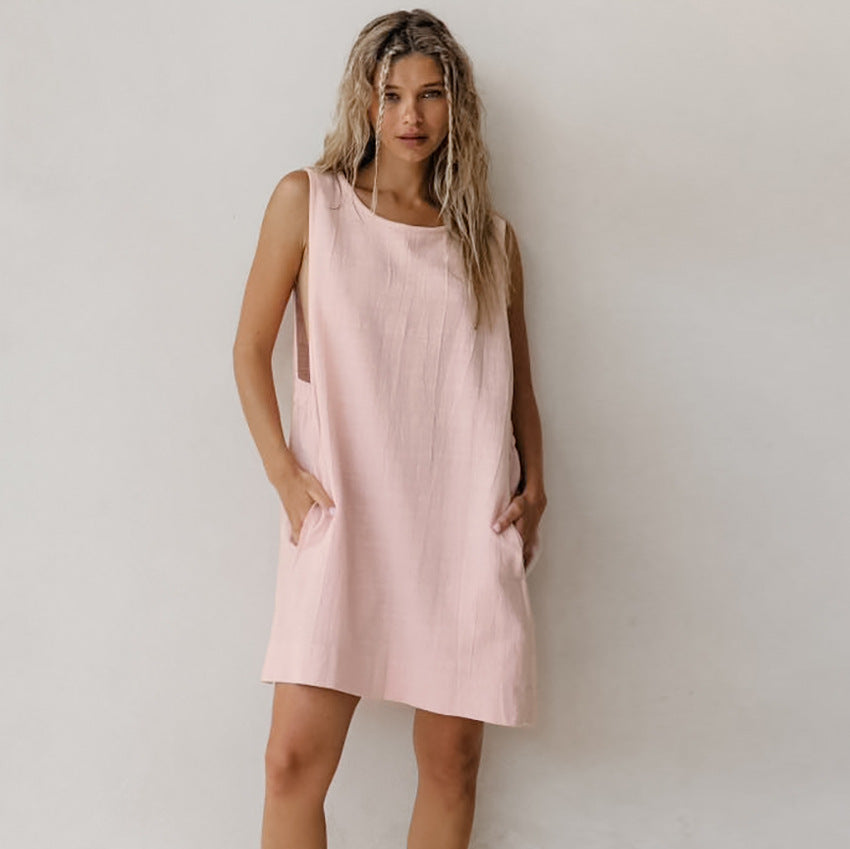 Dame afslappet sommerkjole med dyb udskæring og sidelæmmer Stilla