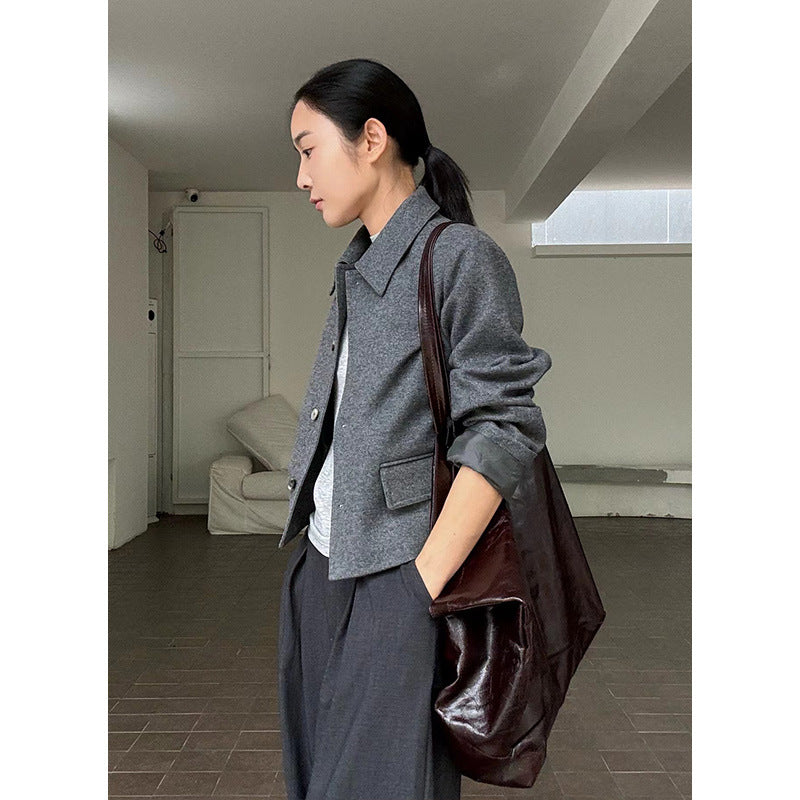 Dame afslappet kort jakke med knapbar krave og praktiske lommer Stilla