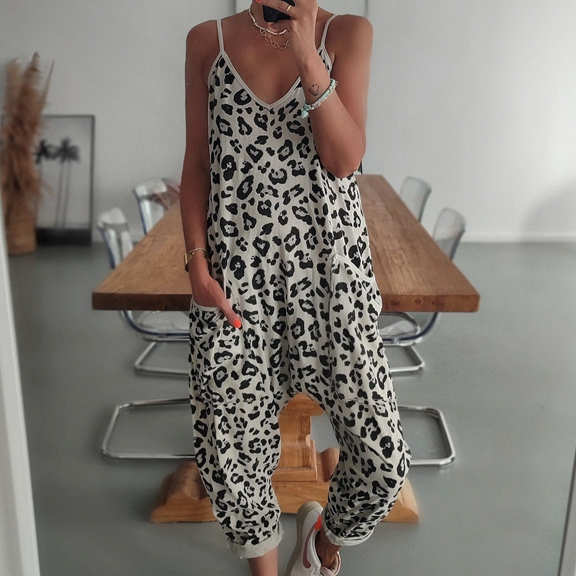 Dame afslappet jumpsuit med dyb V-udskæring og lommer Stilla