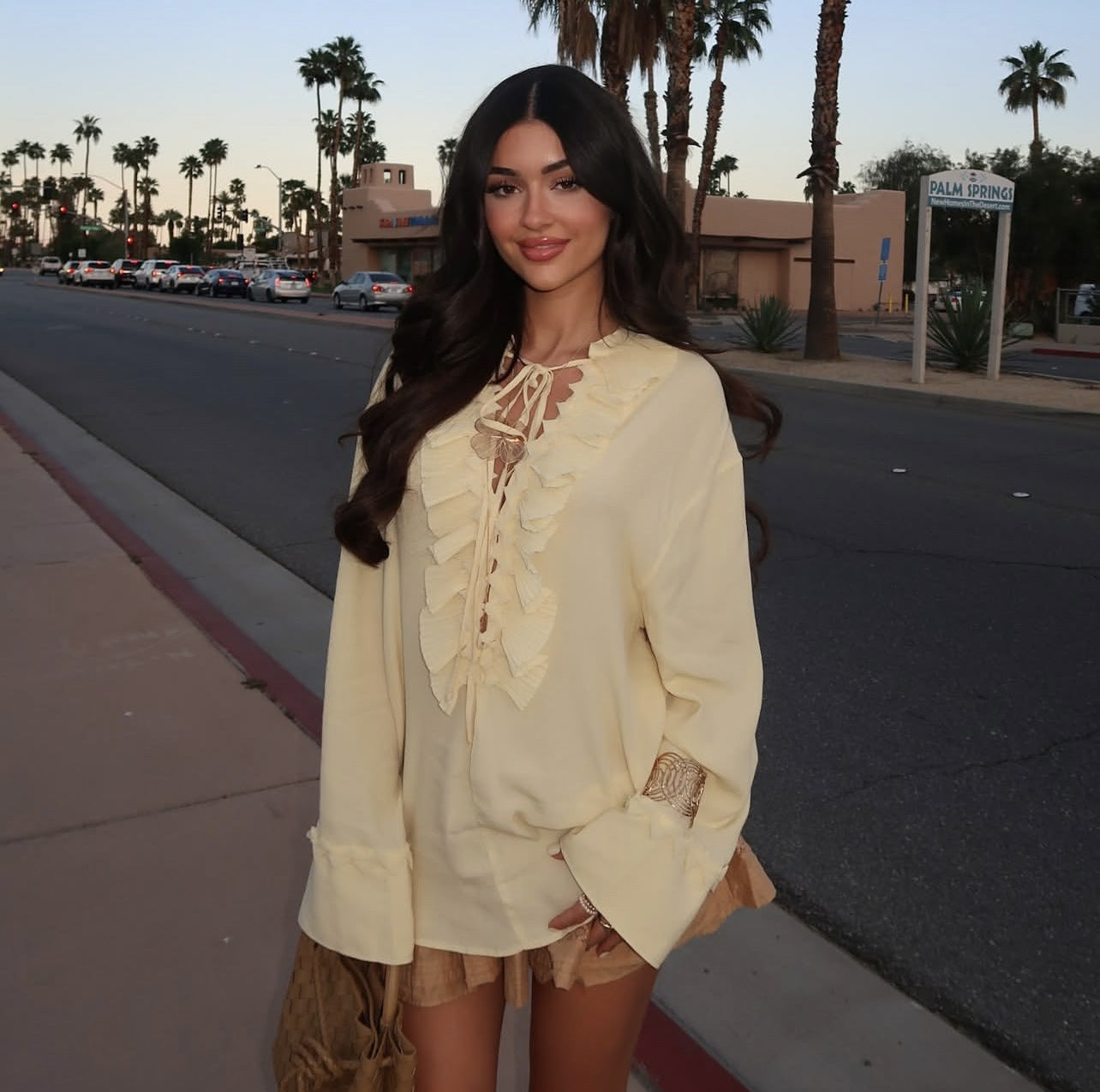 Dame afslappet bluse med raffinerede flæser og lange ærmer Stilla