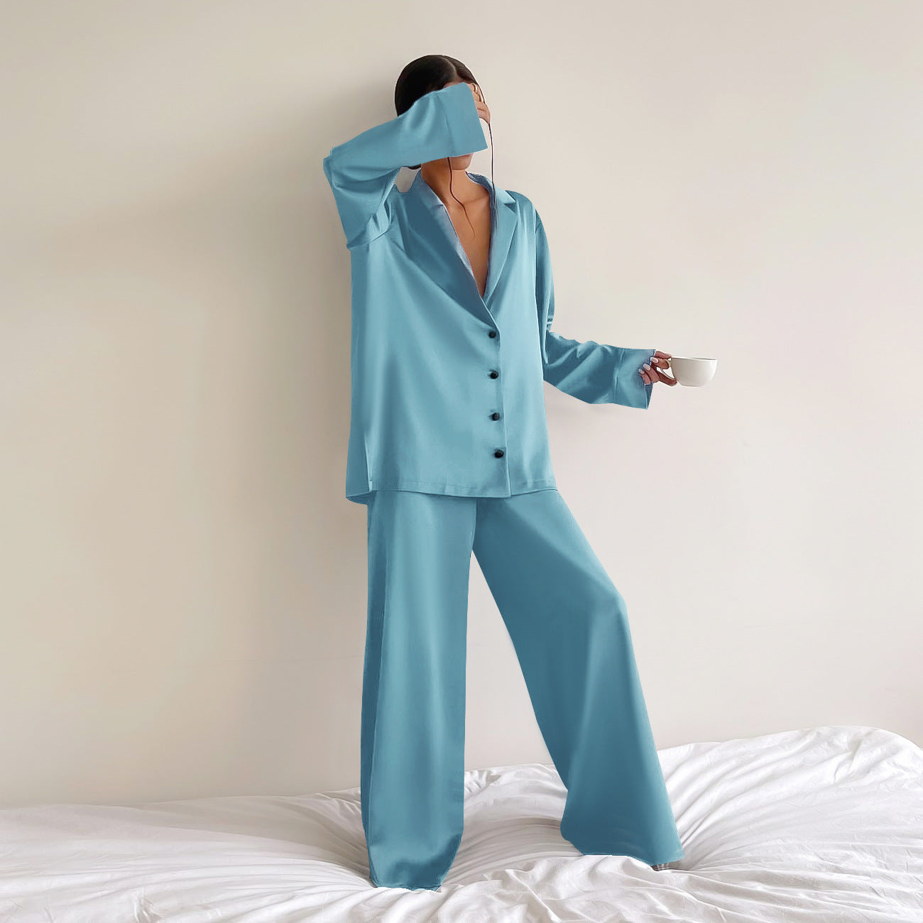 Dame Satin Pyjama-sæt med elegant V-udskæring og brede ben Stilla