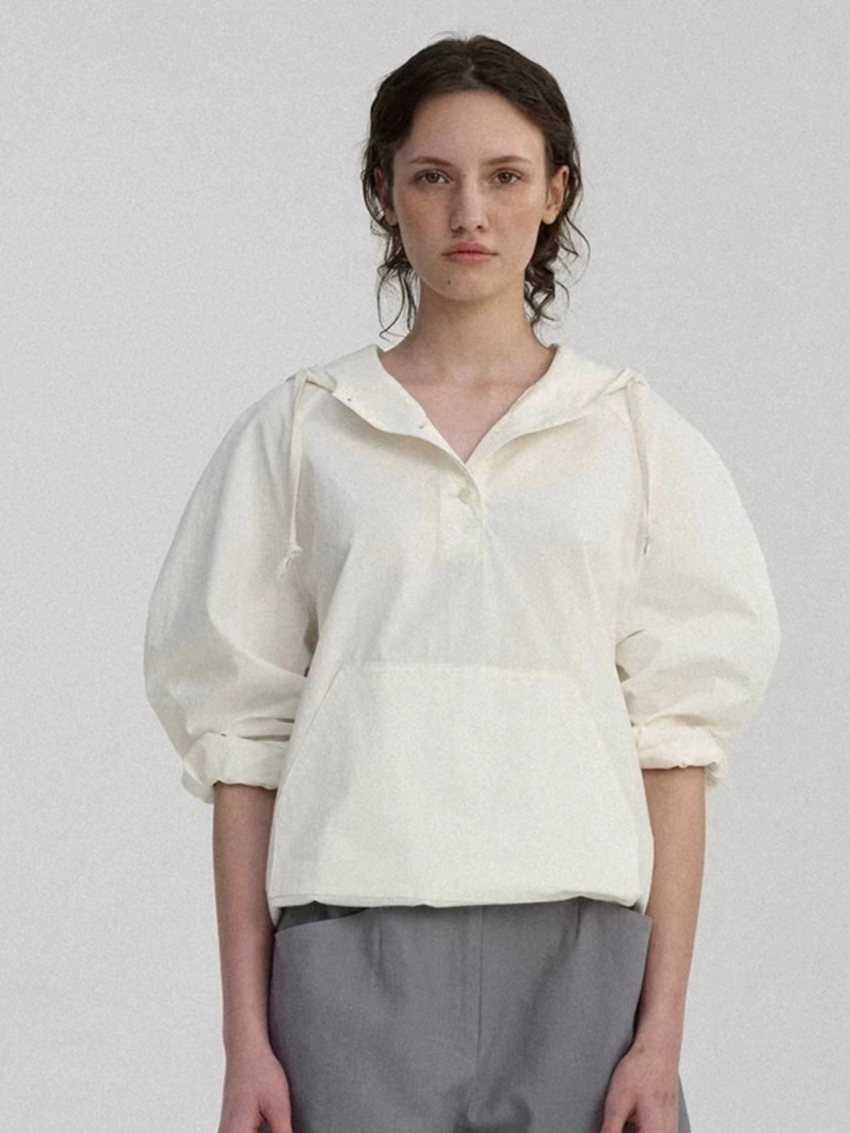 Dame afslappet hættejakke med voluminøse ærmer og moderne snit Stilla