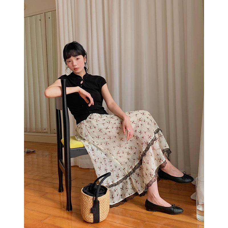 Dame elastisk top med høj opretstående krave og fine knapdetaljer Stilla