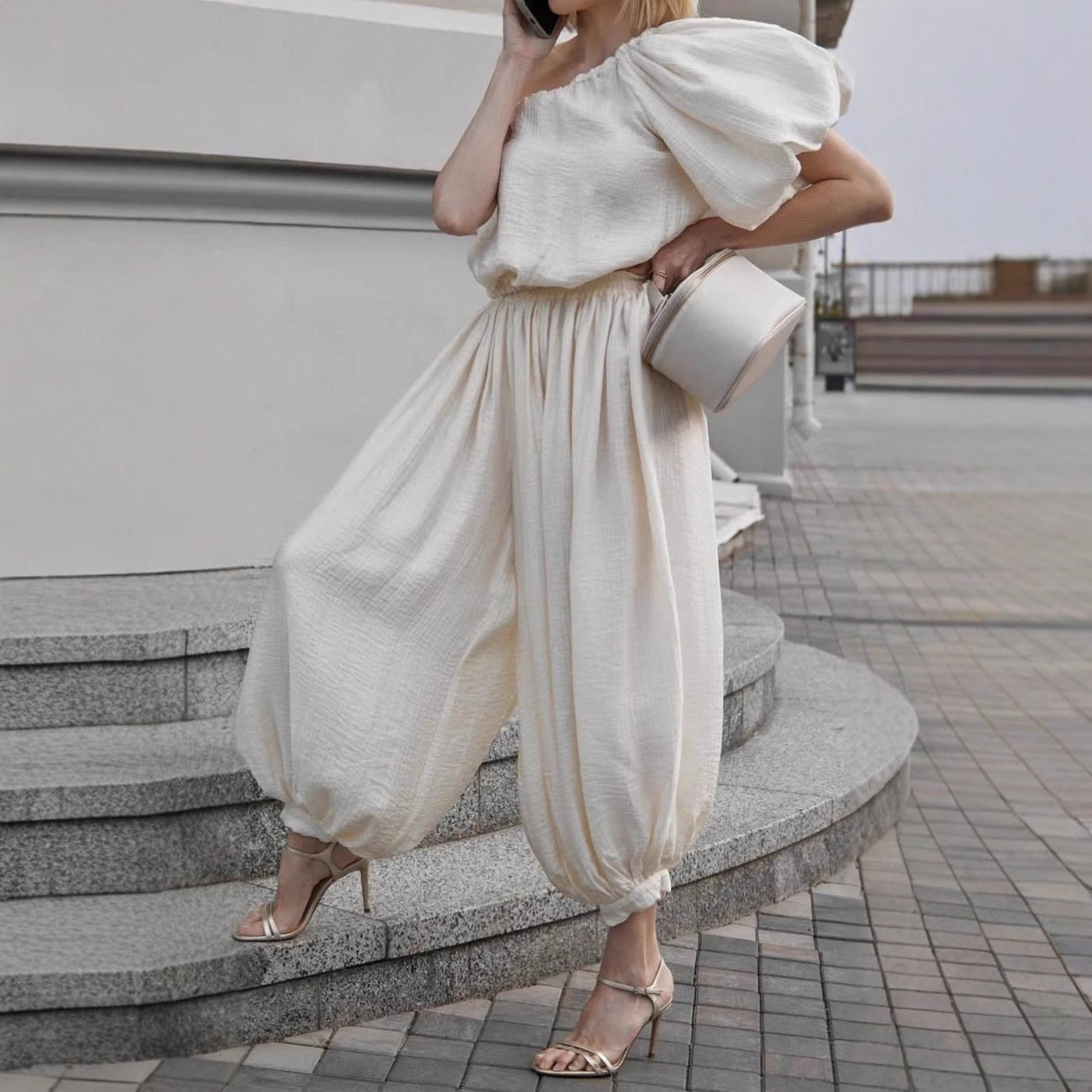 Dame Oversized Jumpsuit med asymmetrisk snit og luftige detaljer Stilla