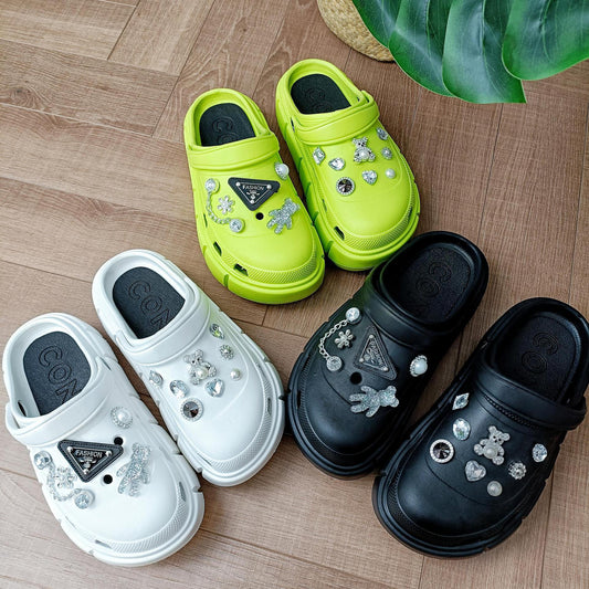 Dame dekorerede og modige clogs med strassdekorationer Stilla