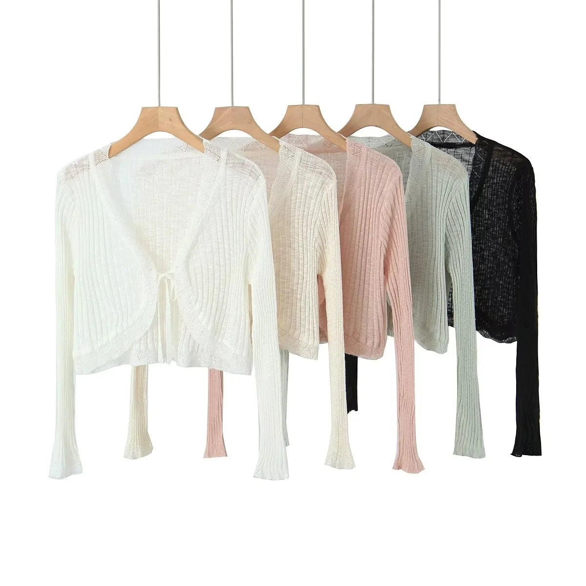 Dame cropped strikjakke med fint ribdesign og sarte spidsdetaljer Stilla