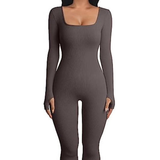 Dame figurtilpasset jumpsuit med lange ærmer og udført ribmønster Stilla
