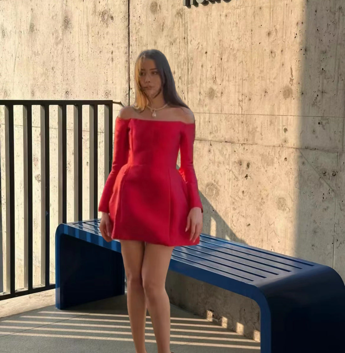 Dame Elegant cocktailkjole med off-shoulder design og voluminøs nederdel Stilla